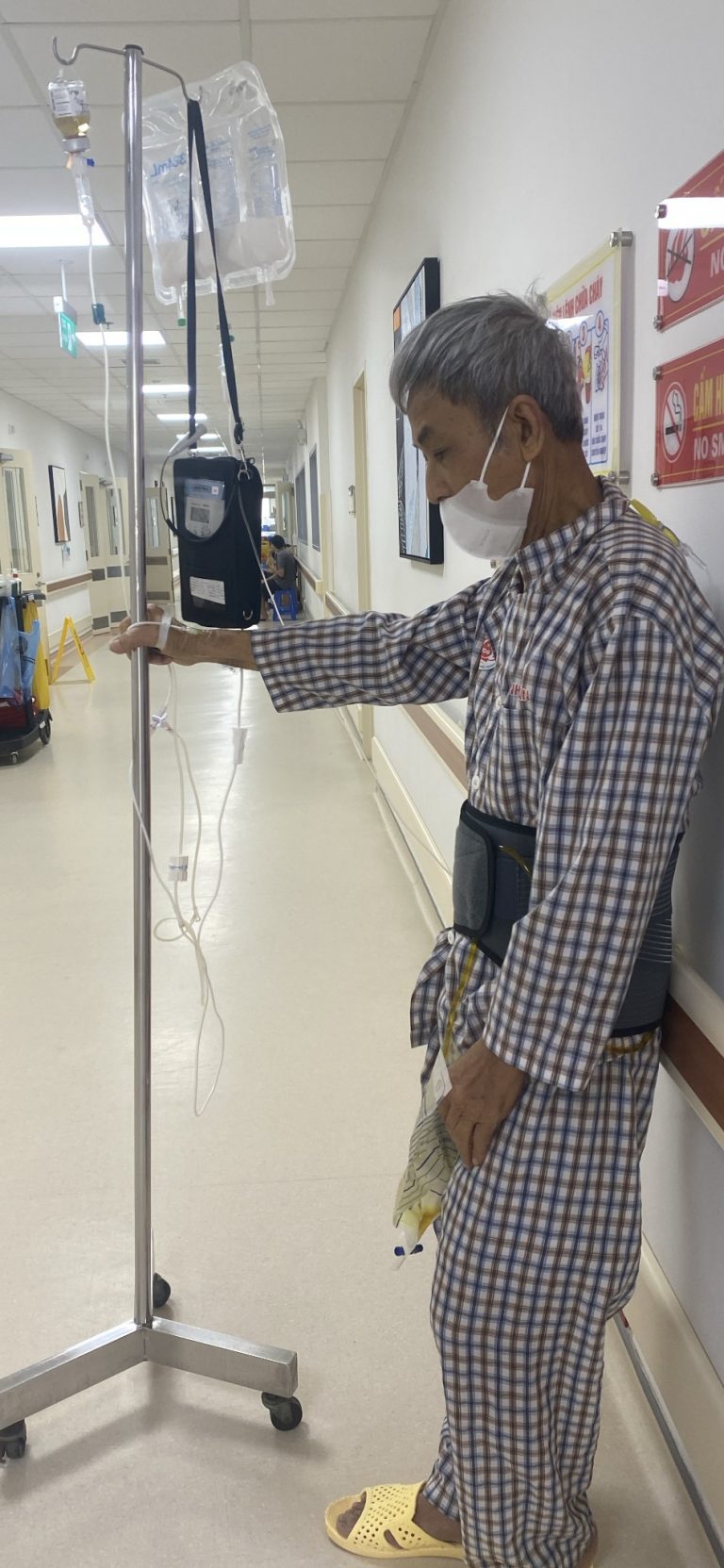 Chị Nguyễn Thị Mai hỗ trợ bệnh nhân phục hồi sức khỏe nhanh chóng sau ca đại phẫu